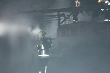 Incendiul a fost stins de pompierii de la Detașamentul Rădăuți, împreună cu lucrătorii Serviciului Voluntar pentru Situații de Urgență Volovăț