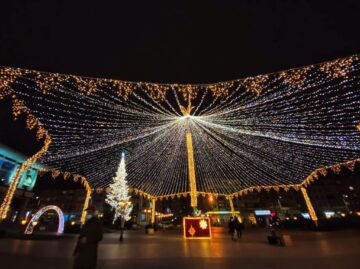 Municipiul Suceava, pregătit de sărbătorile de iarnă, cu mii de decorațiuni luminoase