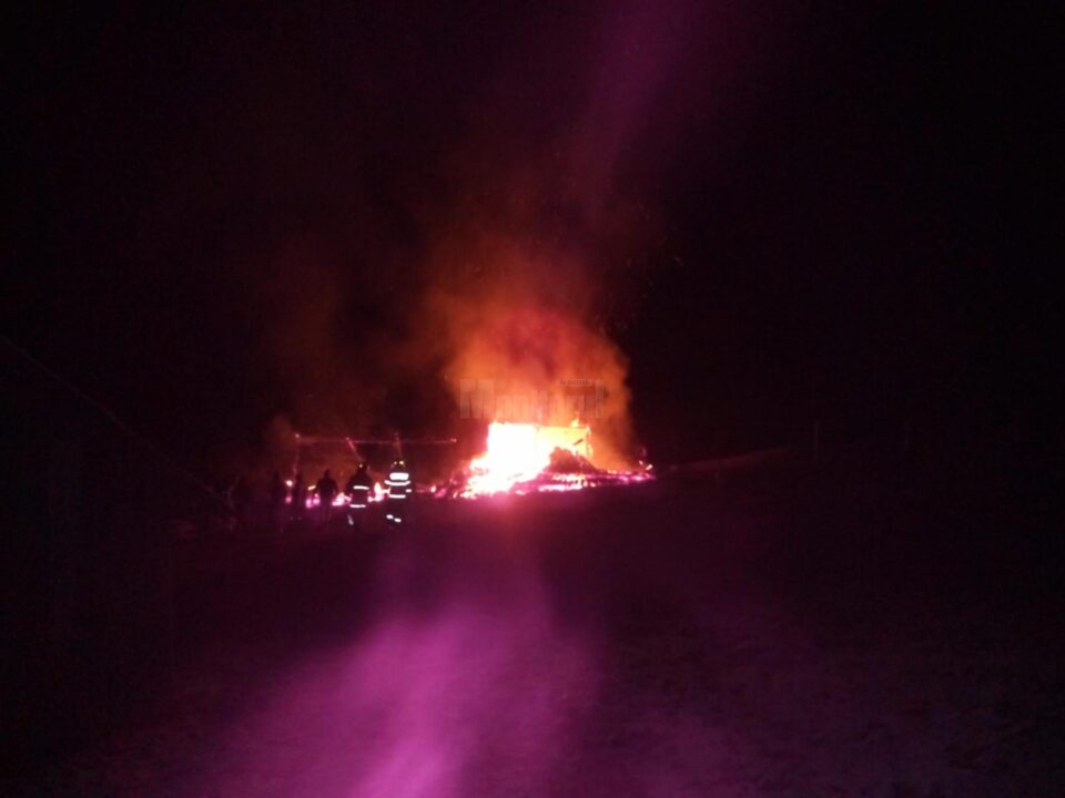 Incendiu la o gospodărie greu accesibilă, destinată creșterii animalelor