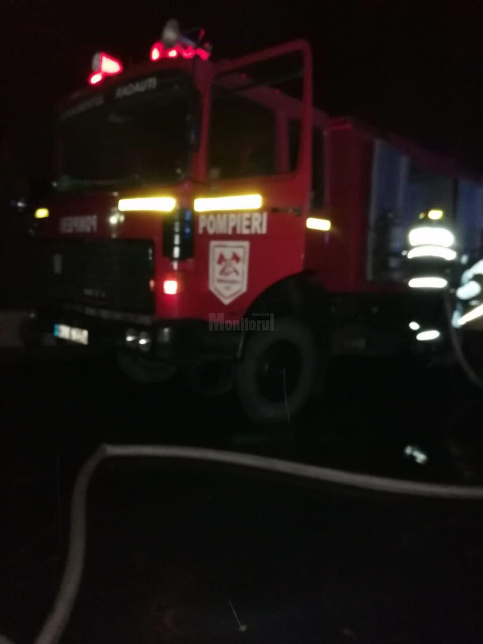 Incendiul a fost stins de pompierii de la Detașamentul Rădăuți, împreună cu lucrătorii Serviciului Voluntar pentru Situații de Urgență Volovăț