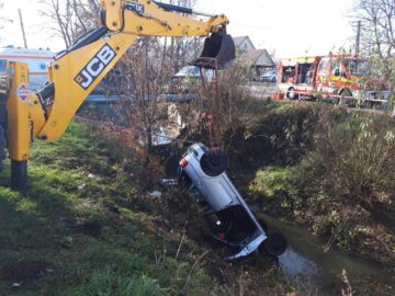 Un bărbat a murit, după ce autoturismul pe care îl conducea s-a răsturnat în albia unui pârâu