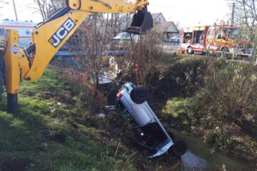 Un bărbat a murit, după ce autoturismul pe care îl conducea s-a răsturnat în albia unui pârâu