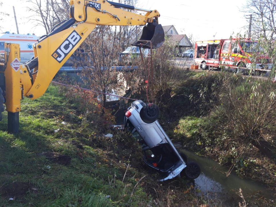Un bărbat a murit, după ce autoturismul pe care îl conducea s-a răsturnat în albia unui pârâu Un bărbat a murit, după ce autoturismul pe care îl conducea s-a răsturnat în albia unui pârâu