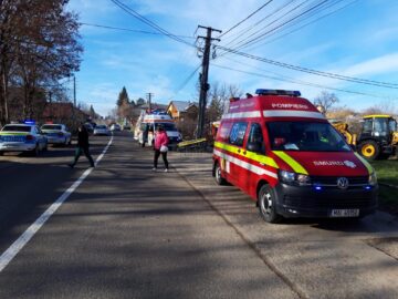 Un bărbat a murit, după ce autoturismul pe care îl conducea s-a răsturnat în albia unui pârâu