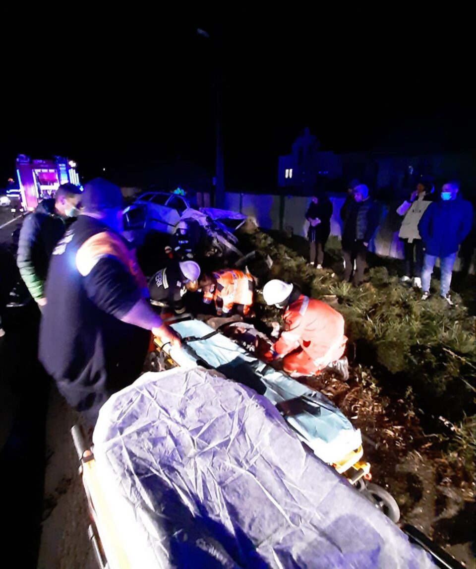 Trei persoane rănite, după ce două autoturisme au intrat în coliziune la Ratoș