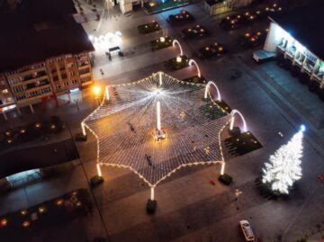 Municipiul Suceava, pregătit de sărbătorile de iarnă, cu mii de decorațiuni luminoase