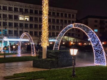 Municipiul Suceava, pregătit de sărbătorile de iarnă, cu mii de decorațiuni luminoase
