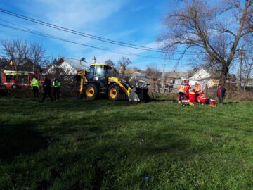 Un bărbat a murit, după ce autoturismul pe care îl conducea s-a răsturnat în albia unui pârâu