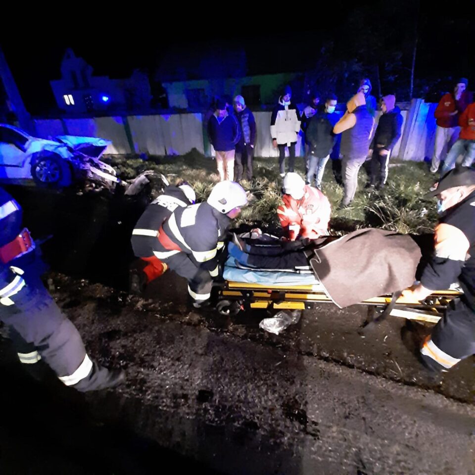 Trei persoane rănite, după ce două autoturisme au intrat în coliziune la Ratoș