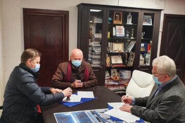 Contractul pentru modernizarea străzii Lipoveni, din Ițcani, semnat luni dimineață, de primarul Sucevei, Ion Lungu, cu reprezentanții celor două firme