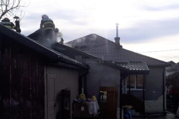 Incendiul a cuprins acoperișurile unei magazii și a bucătăriei de vară