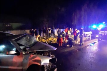 Trei persoane rănite, după ce un șofer neatent a pătruns cu mașina pe contrasens