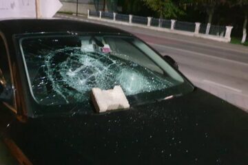 Autoturismul avariat în fața sediului Poliției orașului Milișăuți