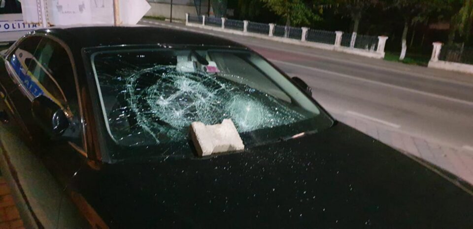 Autoturismul avariat în fața sediului Poliției orașului Milișăuți