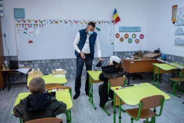 Tablete, laptopuri și cartele de date pentru ca învățământul online să fie posibil la Școala Primară Osoi