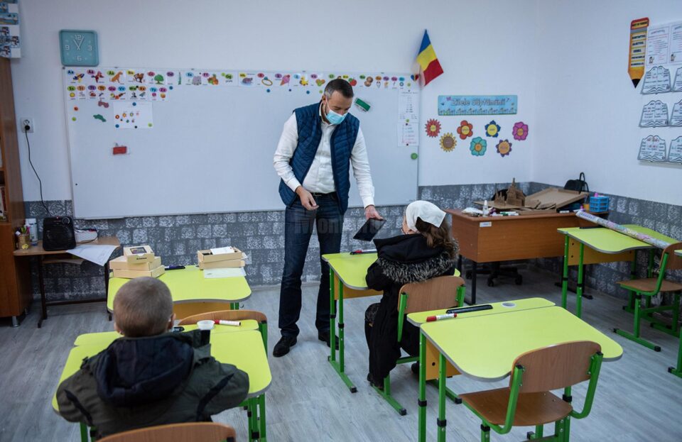 Tablete, laptopuri și cartele de date pentru ca învățământul online să fie posibil la Școala Primară Osoi