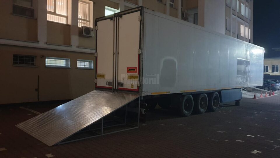 Tir frigorific pentru decedați, lângă morga Spitalului de Urgență Suceava