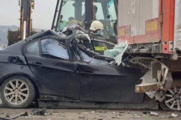 Un sucevean de 22 de ani a murit după ce a intrat cu BMW-ul în spatele unui tir. Foto dejeanul.ro