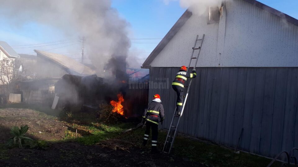 Incendiu la o magazie, propagat și la acoperișul unei case din cartierul Ițcani Incendiu la o magazie, propagat și la acoperișul unei case din cartierul Ițcani