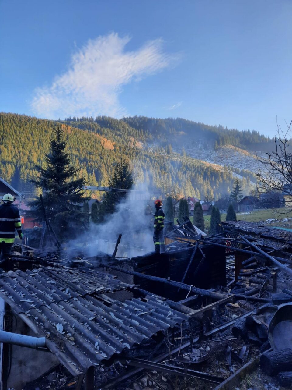 Un incendiu a cuprins miercuri la prânz o gospodărie din orașul Broșteni