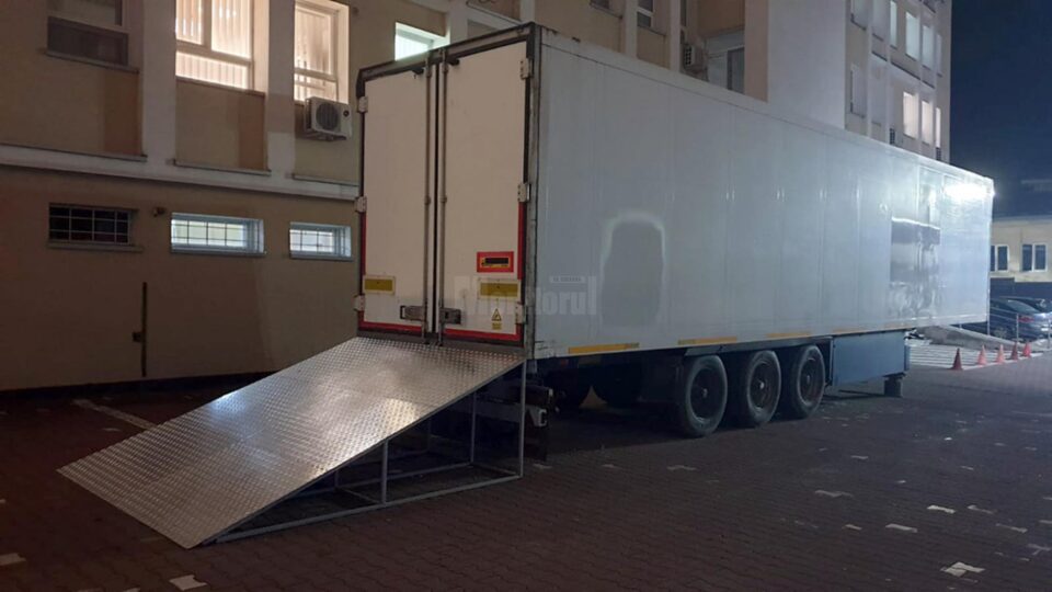 Tir frigorific pentru decedați, lângă Morga Spitalului Județean de Urgență Suceava