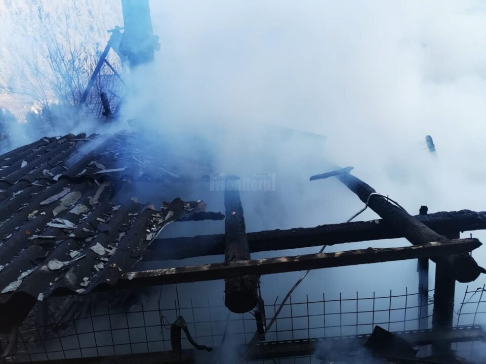 Un incendiu a cuprins miercuri la prânz o gospodărie din orașul Broșteni