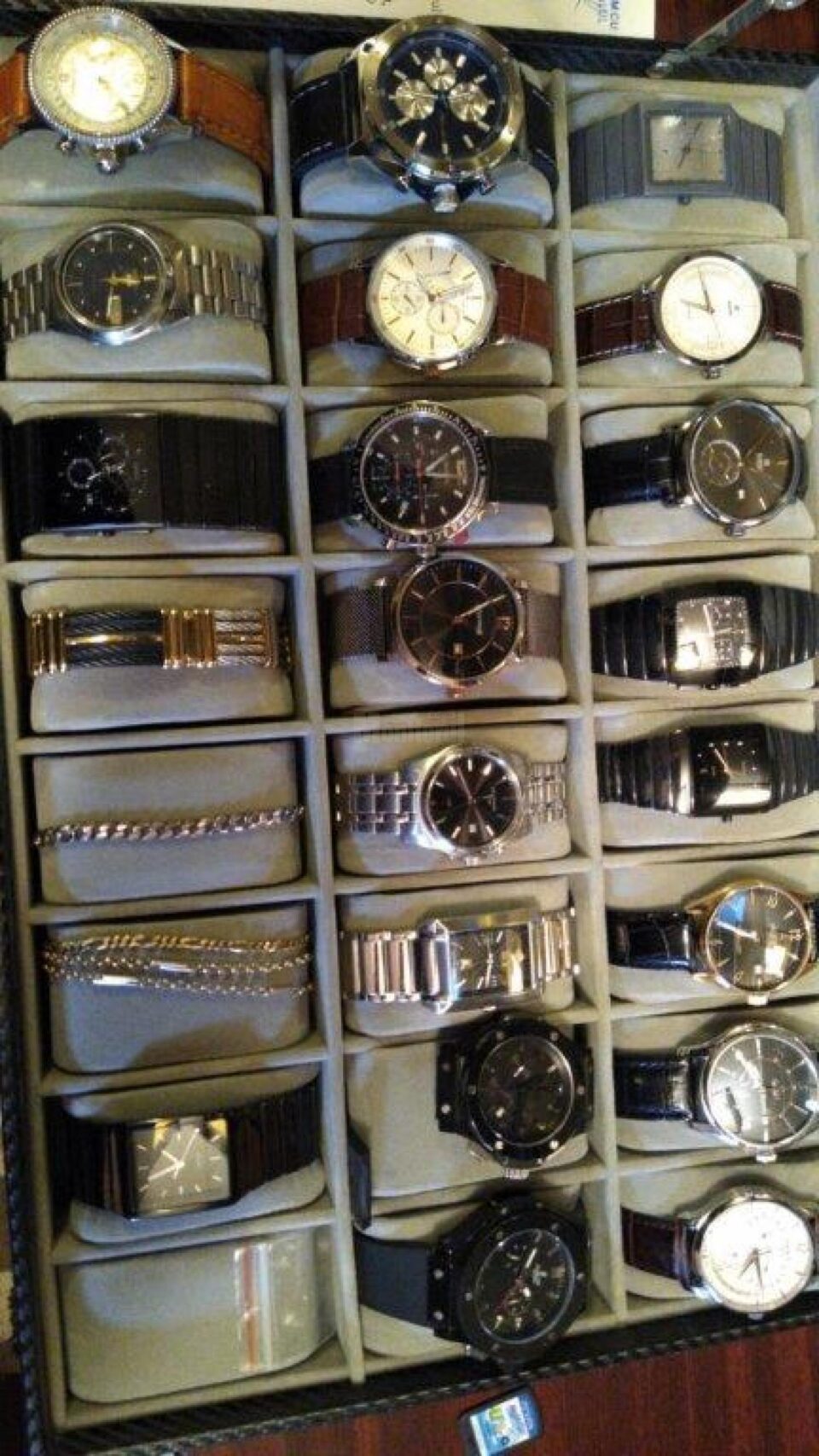 Ceasuri ridicate la percheziții