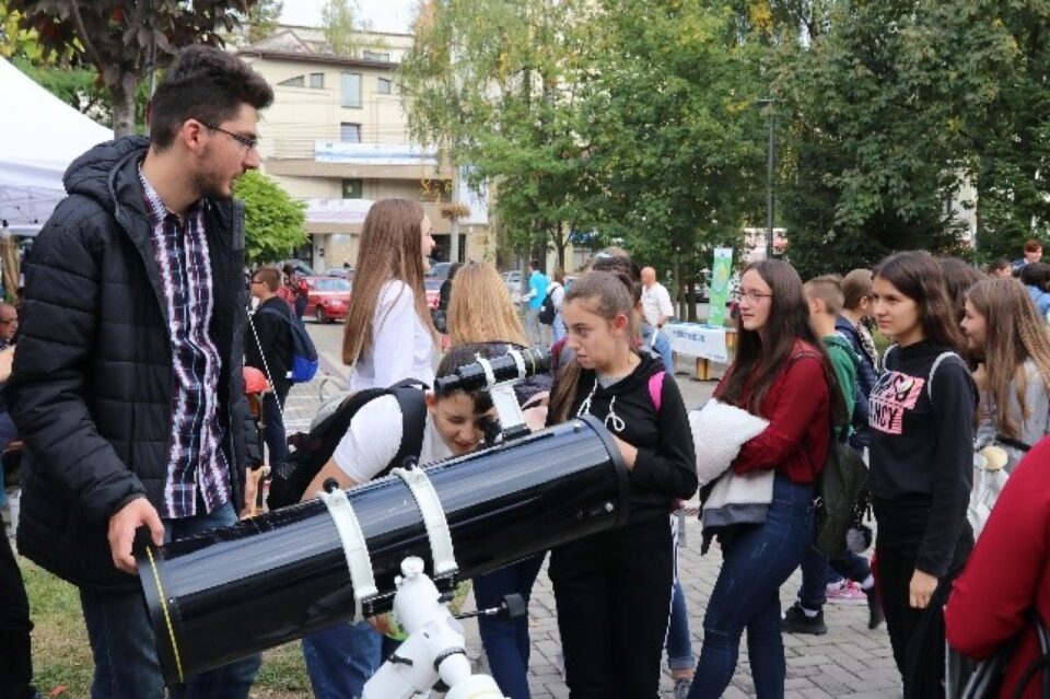 Tineri interesați de noile prezentări în cadrul edițiilor trecute