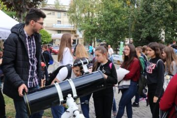 Tineri interesați de noile prezentări în cadrul edițiilor trecute