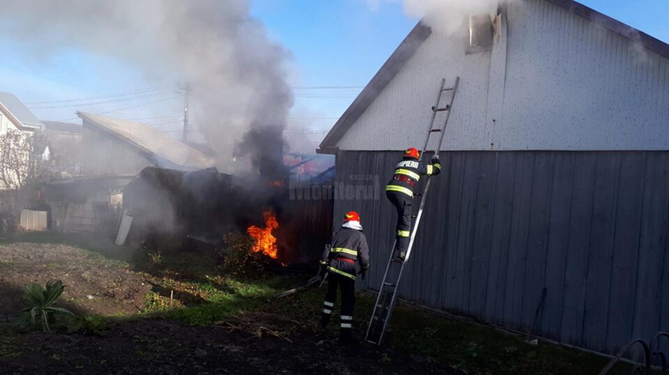 Incendiul a izbucnit din magazie și s-a extins și la acoperișul casei Incendiul a izbucnit din magazie și s-a extins și la acoperișul casei