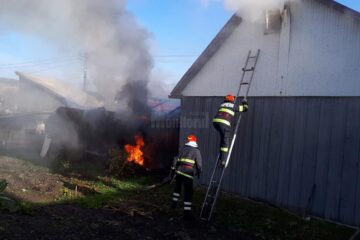 Incendiul a izbucnit din magazie și s-a extins și la acoperișul casei