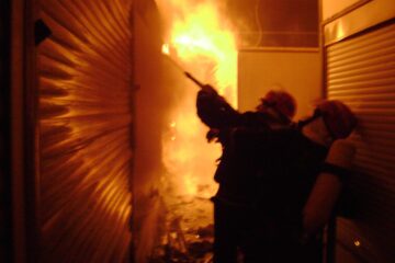 O sticlă cu combustibil scăpată din mână a dus la izbucnirea unui incendiu la Ipotești