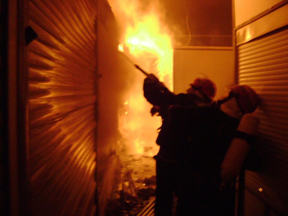 O sticlă cu combustibil scăpată din mână a dus la izbucnirea unui incendiu la Ipotești