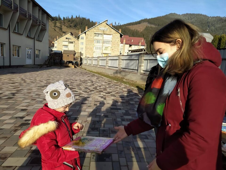 Peste 400 de copii și vârstnici nevoiași au primit daruri în cadrul campaniei „Olimpiadele faptelor bune”