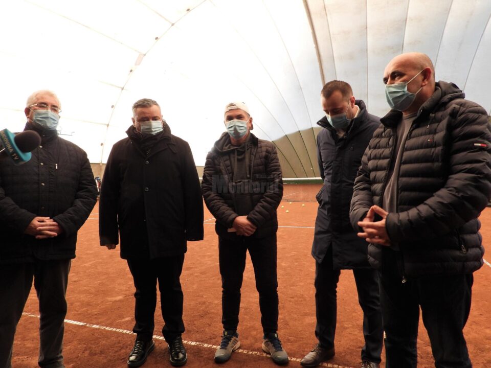Inițiatorii investiției care permite practicarea tenisului non-stop și autoritățile sucevene, la inuagurarea terenului cu zgură, acoperit