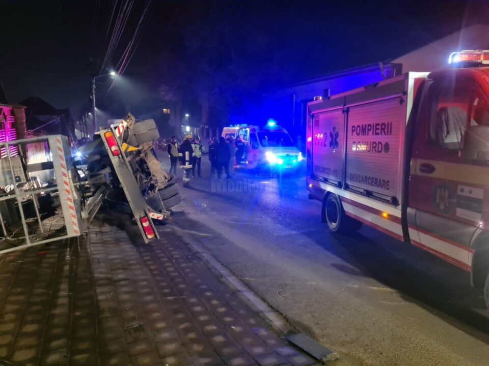 În urma unei manevre greșite autocamioneta s-a rasturnat, șoferul rămânând captiv in cabină