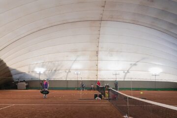 Primul teren de tenis acoperit, cu zgură, deschis 24 de ore din 24, timp de 12 luni pe an, deschis în Suceava