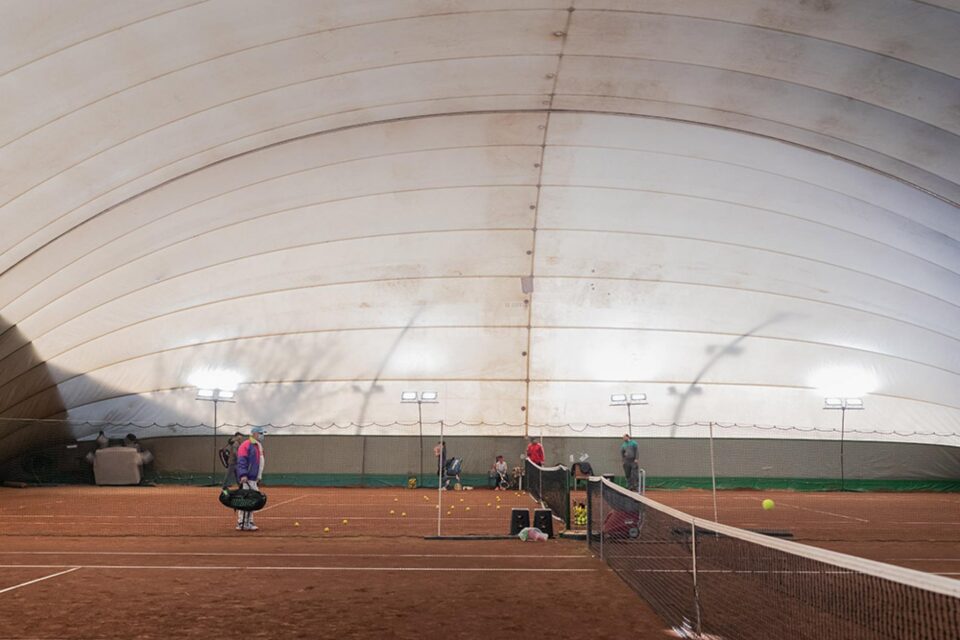 Primul teren de tenis acoperit, cu zgură, deschis 24 de ore din 24, timp de 12 luni pe an, deschis în Suceava