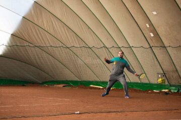 Primul teren de tenis cu zgură, acoperit, din Suceava, deschis non-stop. Foto: Ema MOTRESCU