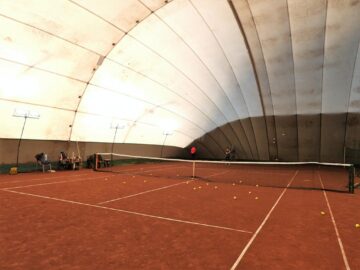 Primul teren de tenis cu zgură, acoperit, din Suceava, deschis non-stop. Foto: Ema MOTRESCU