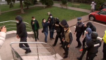 14 mandate de arestare în dosarul șpăgilor de la Serviciul Permise și Înmatriculări