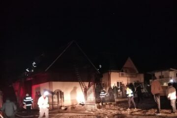 Casa unei familii cu șase copii, distrusă de un incendiu