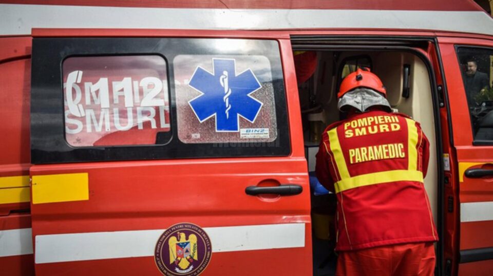Pompierii paramedici SMURD i-au acordat femeii primul ajutor medical apoi au transportat-o la spital Pompierii paramedici SMURD i-au acordat femeii primul ajutor medical apoi au transportat-o la spital
