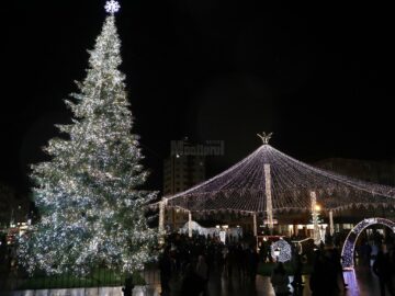 Luminile de sărbătoare din bradul de Crăciun și în centrul Sucevei, decorat feeric, cu mii și mii de luminițe