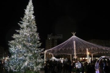 Luminile de sărbătoare din bradul de Crăciun și în centrul Sucevei, decorat feeric, cu mii și mii de luminițe