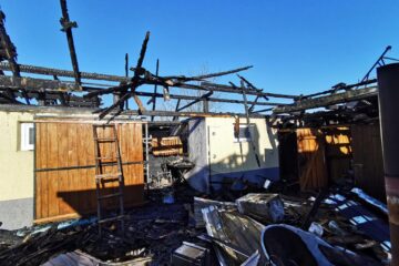 Flăcările au distrus mare parte din acoperișurile gospodăriei