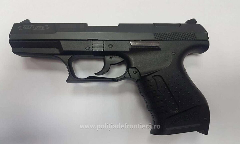 Pistolul descoperit de echipa de control din Punctul de Trecere a Frontierei (PTF) Siret Pistolul descoperit de echipa de control din Punctul de Trecere a Frontierei (PTF) Siret