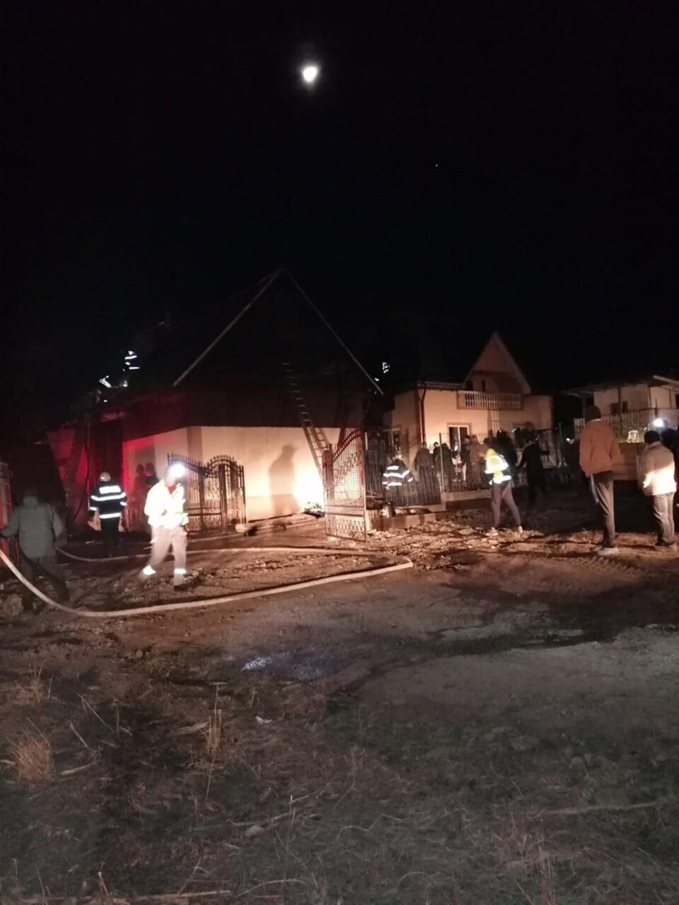 Casa unei familii cu șase copii, distrusă de un incendiu