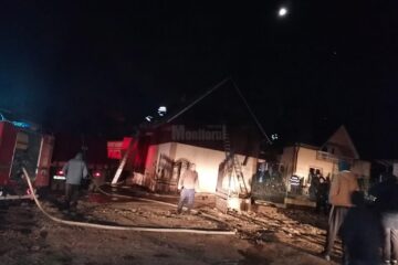 Casa unei familii cu șase copii, distrusă de un incendiu