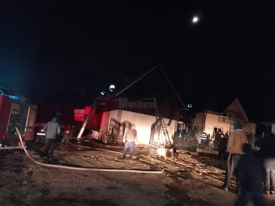 Casa unei familii cu șase copii, distrusă de un incendiu